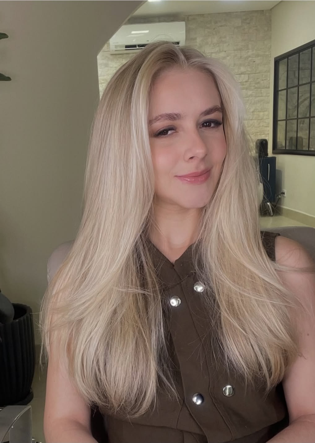 Cabelo loiro longo e alinhado visto no card de detalhe