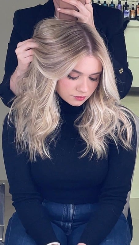 Mechas loiras claras em cabelo médio ondulado