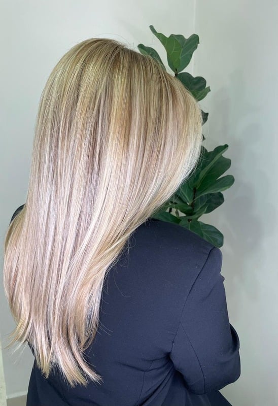 Cabelo loiro liso com brilho e tonalidade uniforme
