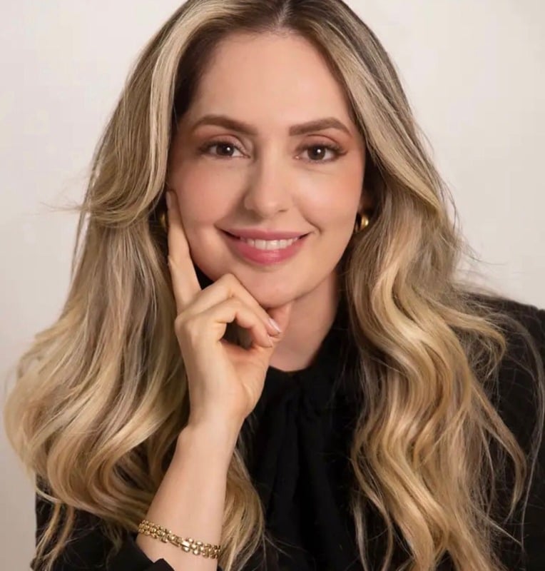 Retrato de Adriani Lima, especialista em mechas